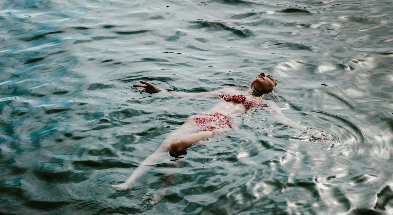 free photo of a woman swimming in a lake 1