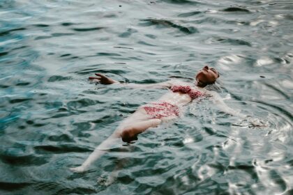 free photo of a woman swimming in a lake