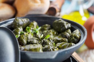 kymata modern griechisches restaurant münchen - Delicious stuffed grape leaves served in a ceramic d