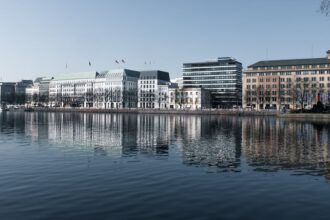 tortue hamburg - Tranquil view of Hamburg's architectural skyline reflecting on the calm waters of B