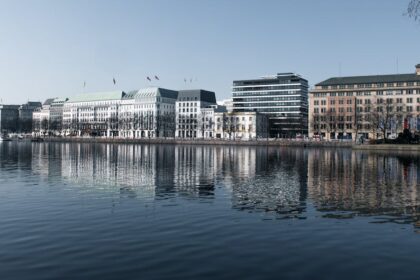 tortue hamburg - Tranquil view of Hamburg's architectural skyline reflecting on the calm waters of B