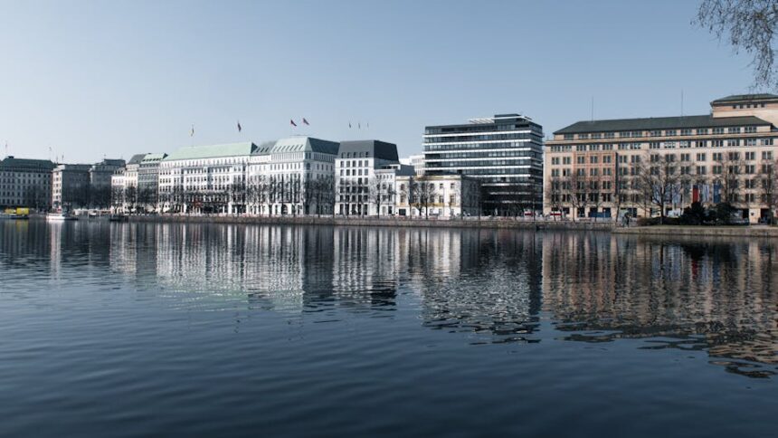 tortue hamburg - Tranquil view of Hamburg's architectural skyline reflecting on the calm waters of B