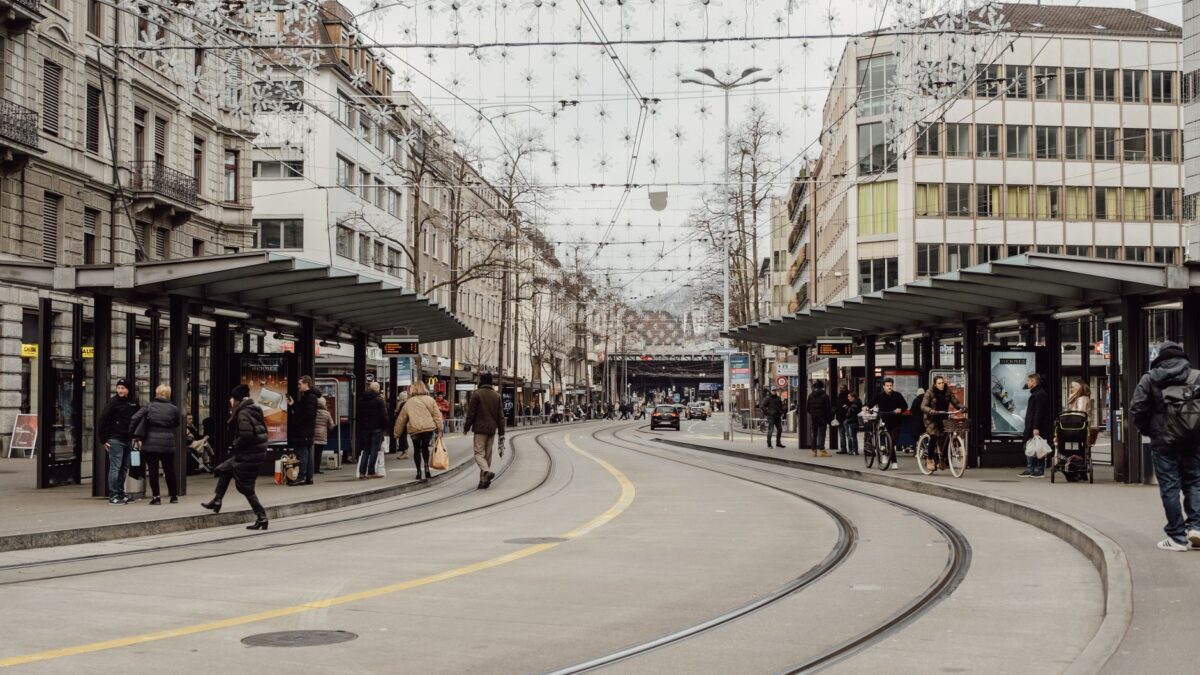 Strasse mit Verkehr in der Stadt Zürich