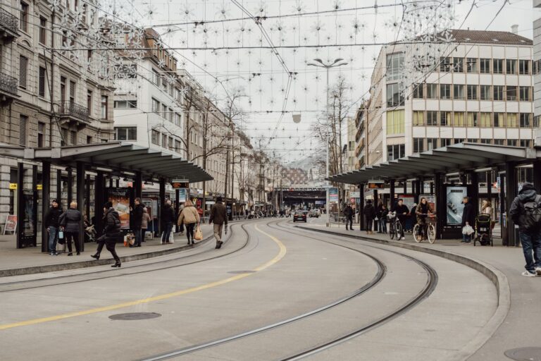 Strasse mit Verkehr in der Stadt Zürich