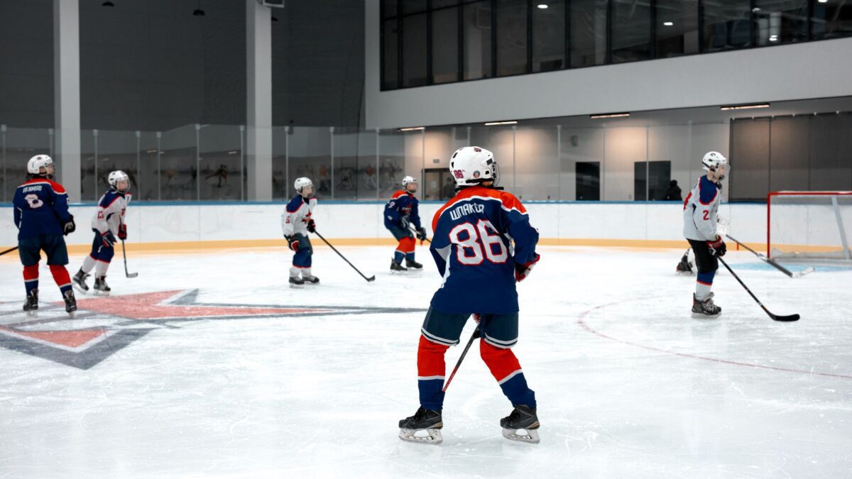 Eishockey-Arena mit Spielern auf dem Eis während eines Spiels