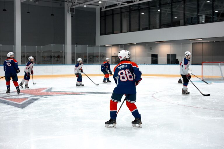 Eishockey-Arena mit Spielern auf dem Eis während eines Spiels