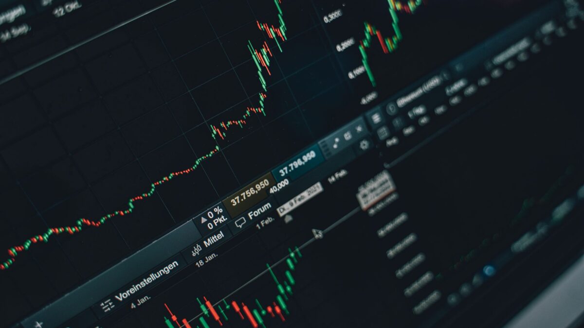 Aktienchart und Börsendaten als Symbol für den Einstieg in einen ETF-Sparplan in der Schweiz
