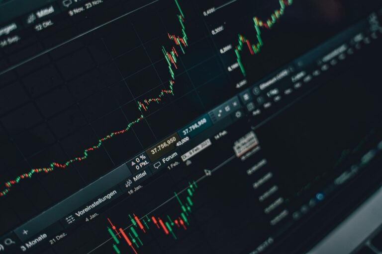 Aktienchart und Börsendaten als Symbol für den Einstieg in einen ETF-Sparplan in der Schweiz
