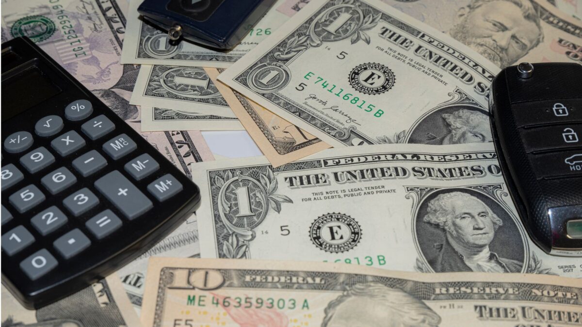 Autoschlüssel und Geld als Symbol fürs Sparen