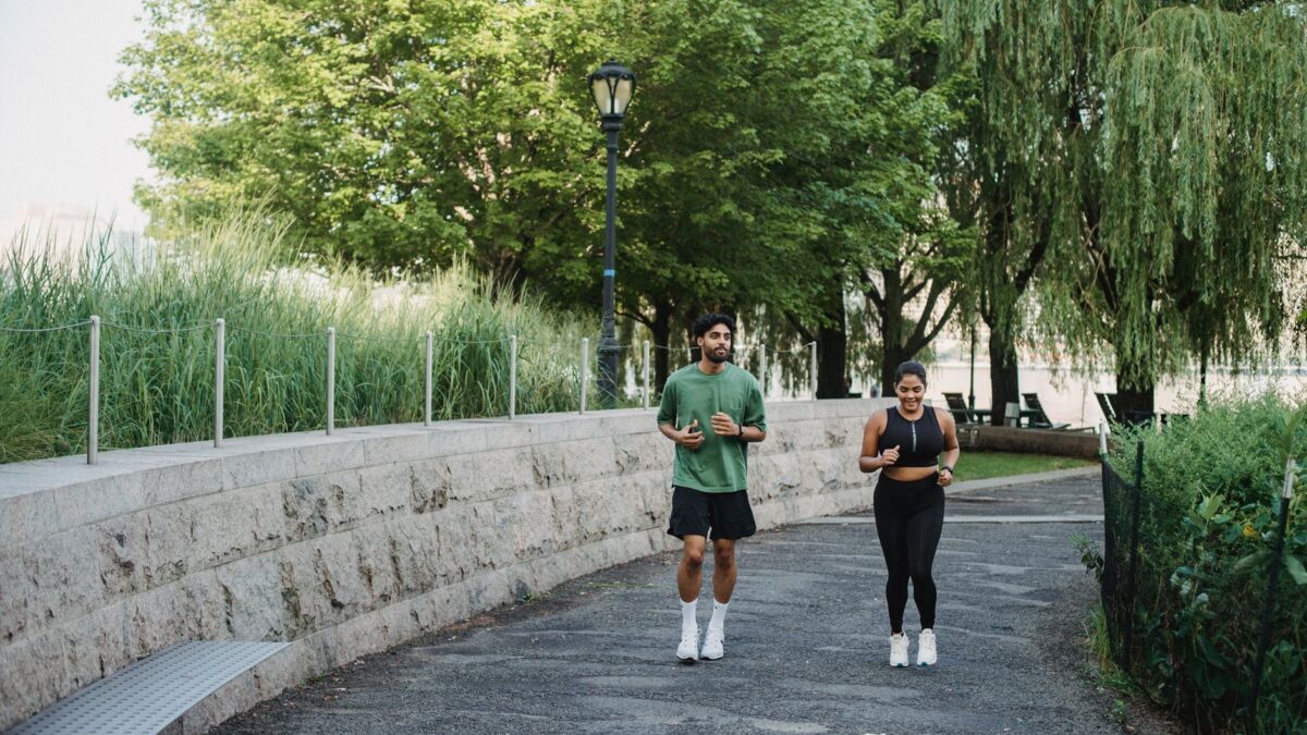 Joggerin beim morgendlichen Lauftraining in einem Park