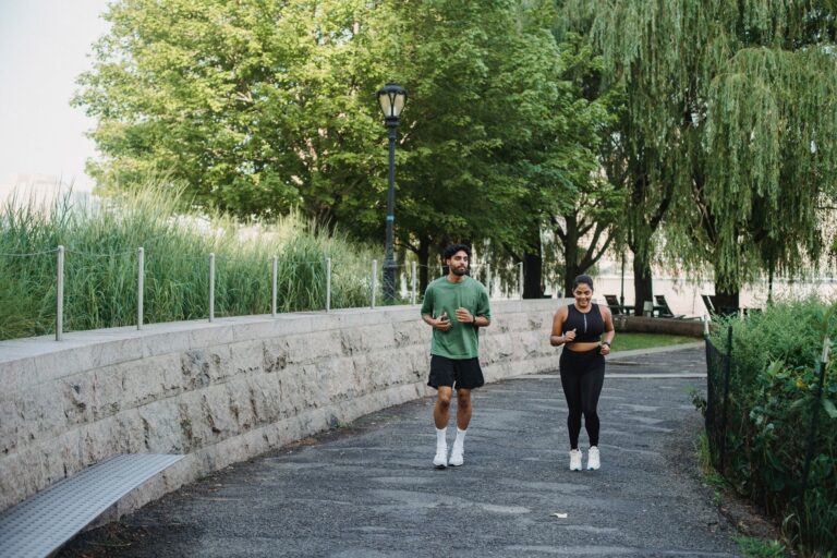 Joggerin beim morgendlichen Lauftraining in einem Park
