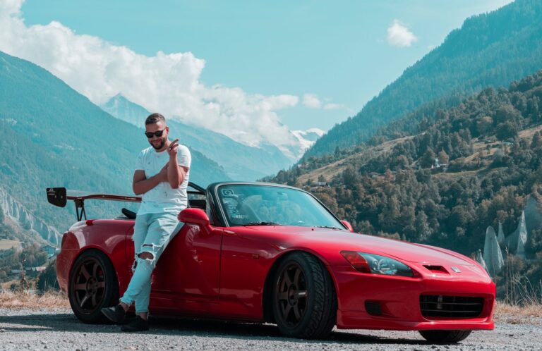 Roter Sportwagen auf einer Alpenstrasse in der Schweiz