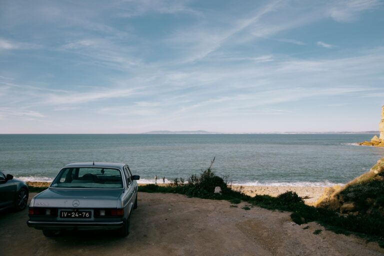 Küstenstrasse am Mittelmeer mit Auto