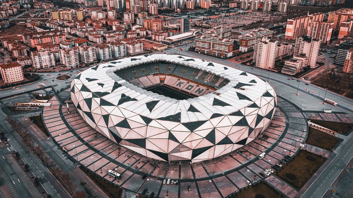 Modernes Fussballstadion mit markanter Architektur bei Tag
