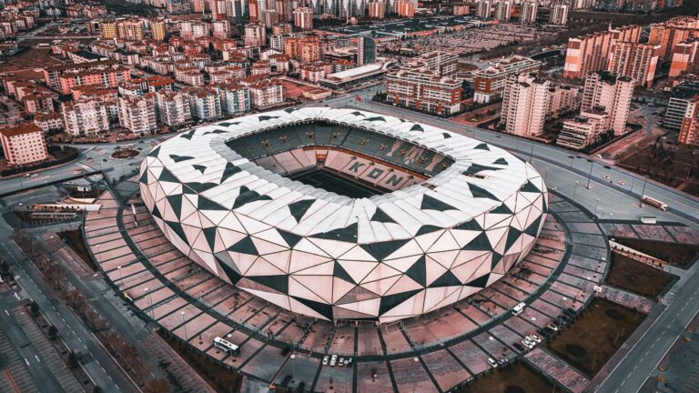 Modernes Fussballstadion mit markanter Architektur bei Tag