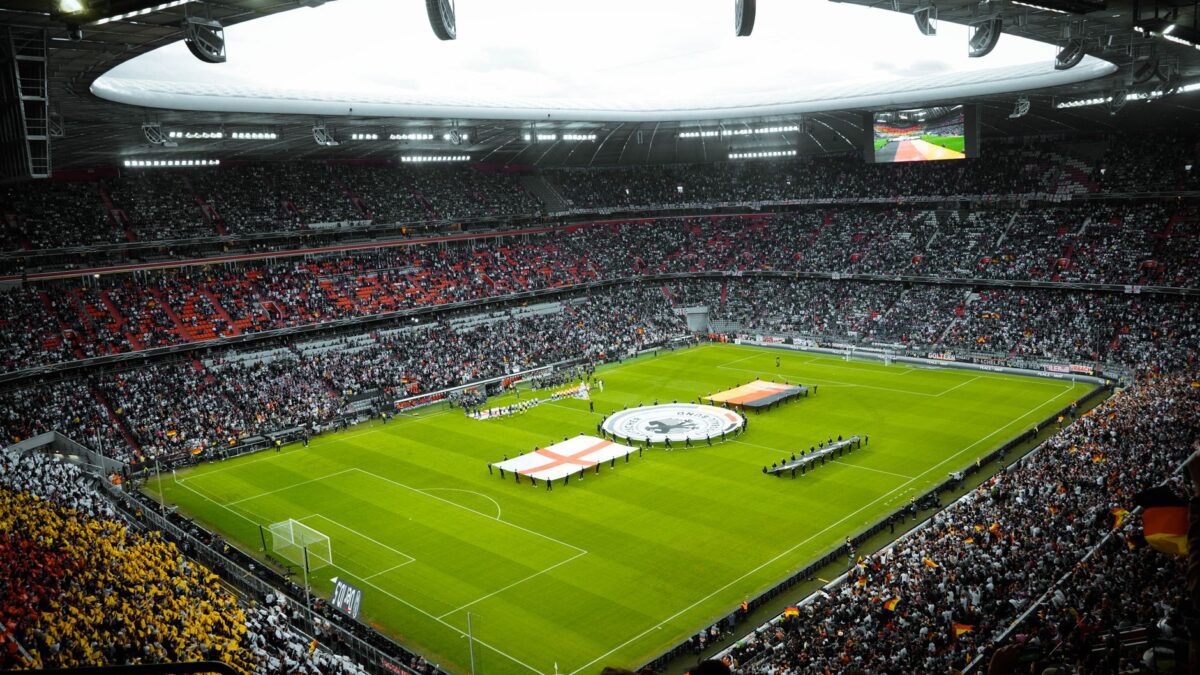 Vollbesetztes Schweizer Fussballstadion mit jubelnden Fans