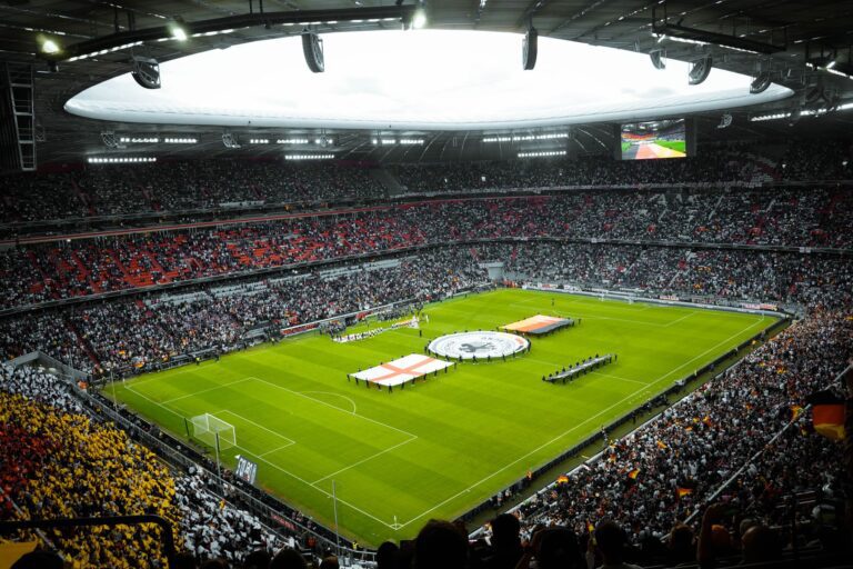 Vollbesetztes Schweizer Fussballstadion mit jubelnden Fans