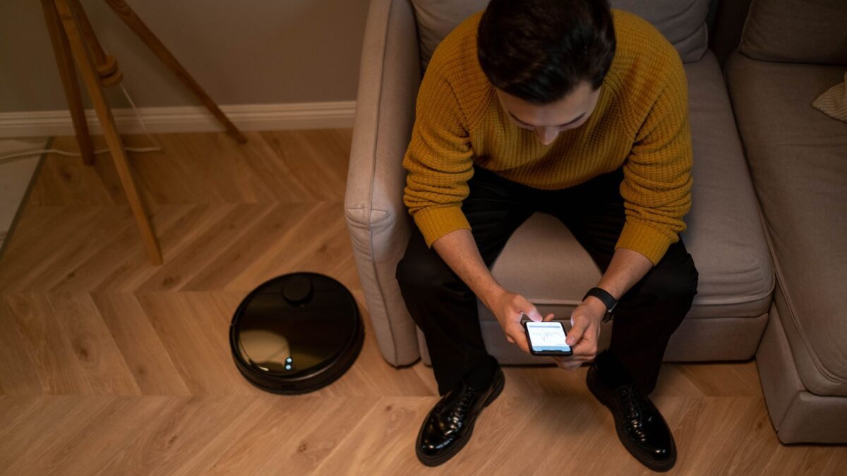 Smart-Home-Steuerung per App im Wohnzimmer