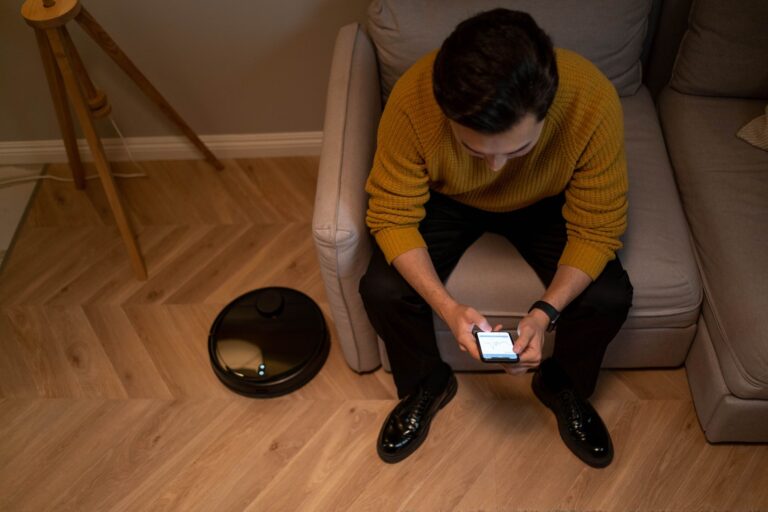 Smart-Home-Steuerung per App im Wohnzimmer