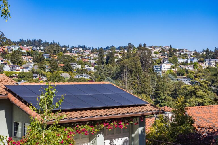 Solarpanels auf dem Dach eines Wohnhauses