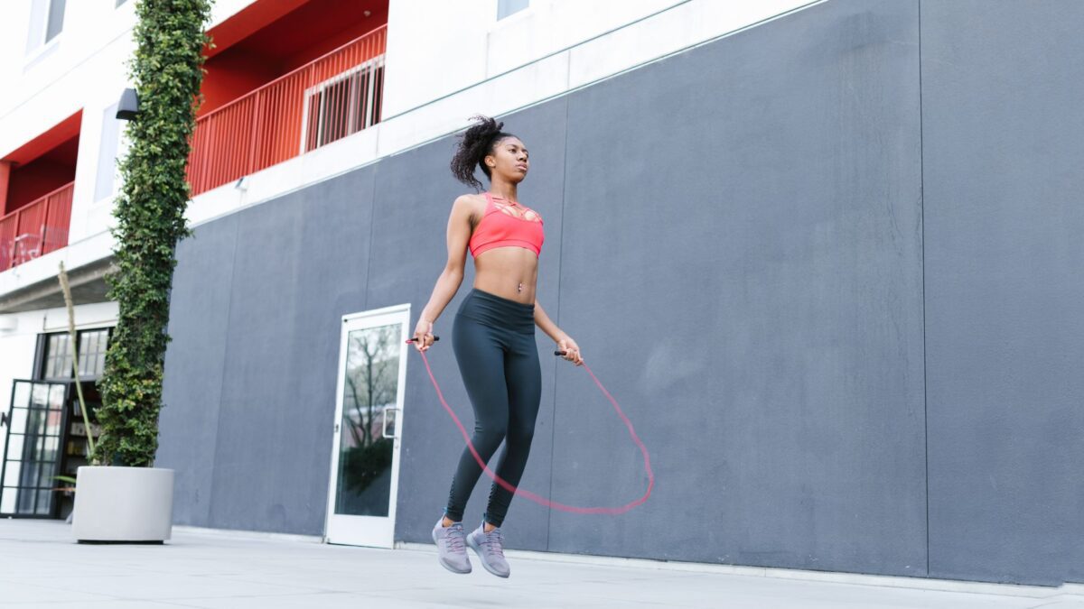 Person beim Springseiltraining als Cardio-Workout zuhause