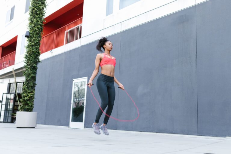Person beim Springseiltraining als Cardio-Workout zuhause