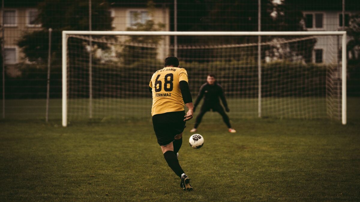 Fussballspieler in dynamischer Aktion während eines Ligaspiels