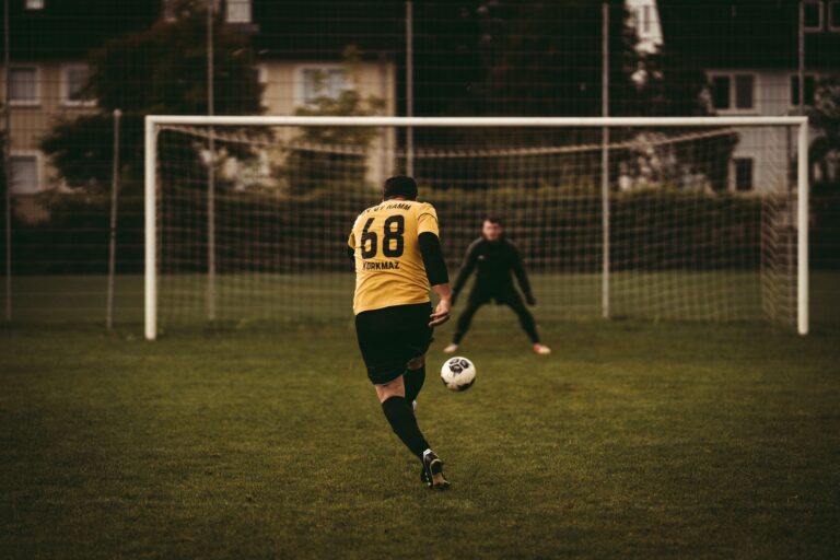 Fussballspieler in dynamischer Aktion während eines Ligaspiels