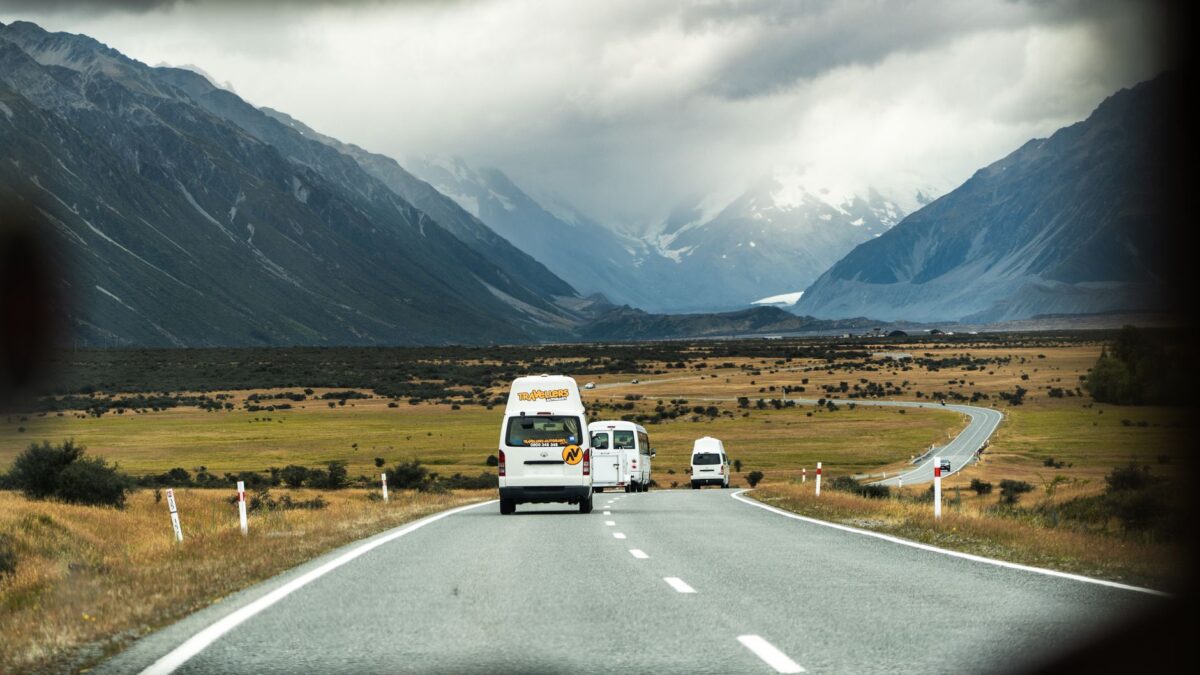 Wohnmobil vor Bergkulisse in der Schweiz