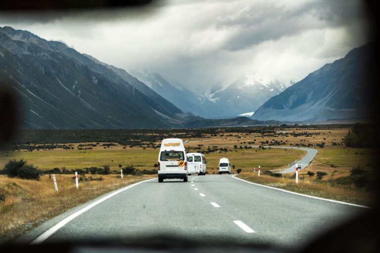 Wohnmobil vor Bergkulisse in der Schweiz