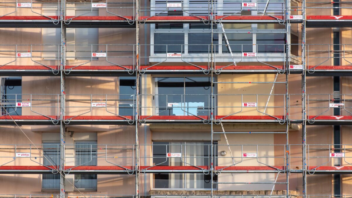 Wohnhaus mit eingerüsteter Fassade während einer energetischen Sanierung