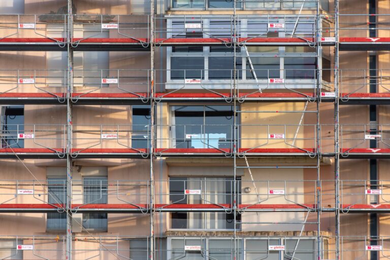 Wohnhaus mit eingerüsteter Fassade während einer energetischen Sanierung