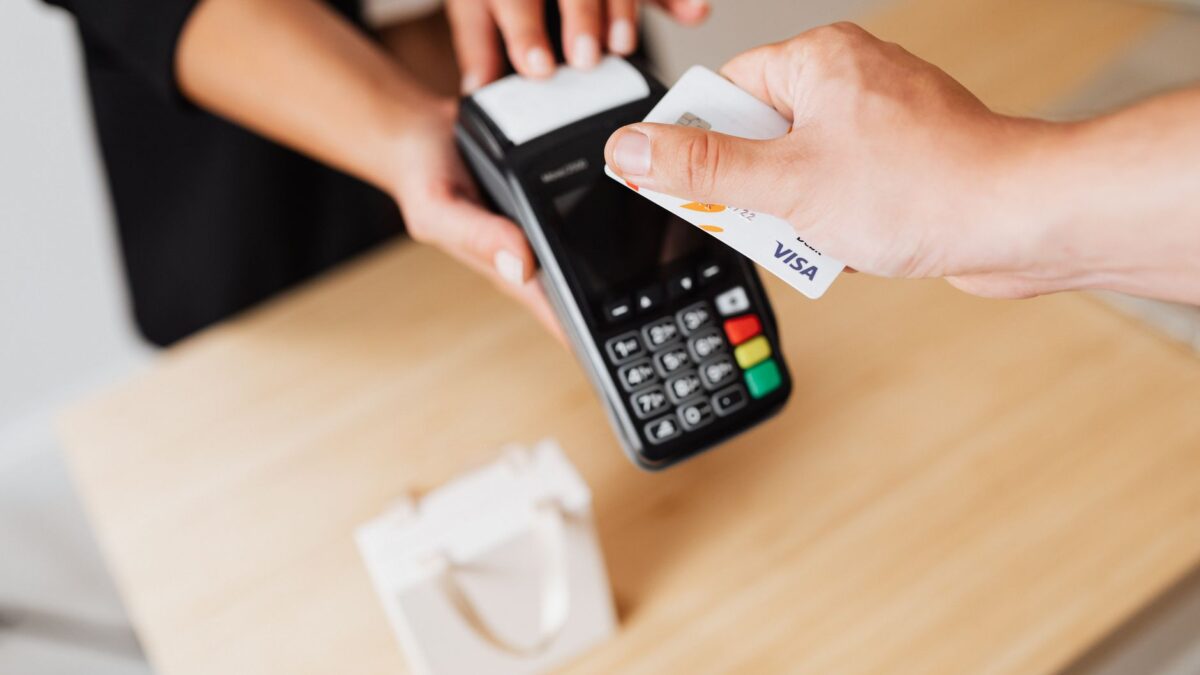 Bezahlvorgang mit der Debitkarte an einem Kartenterminal im Laden