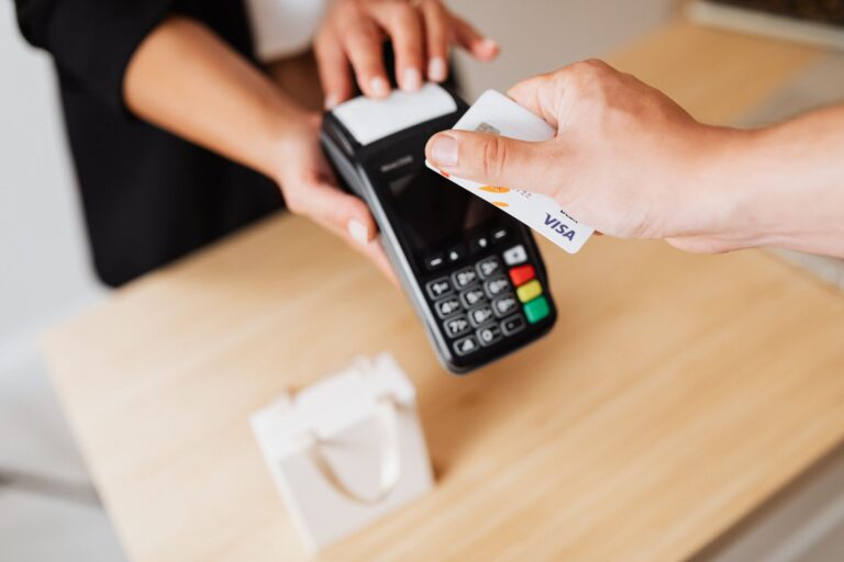 Bezahlvorgang mit der Debitkarte an einem Kartenterminal im Laden