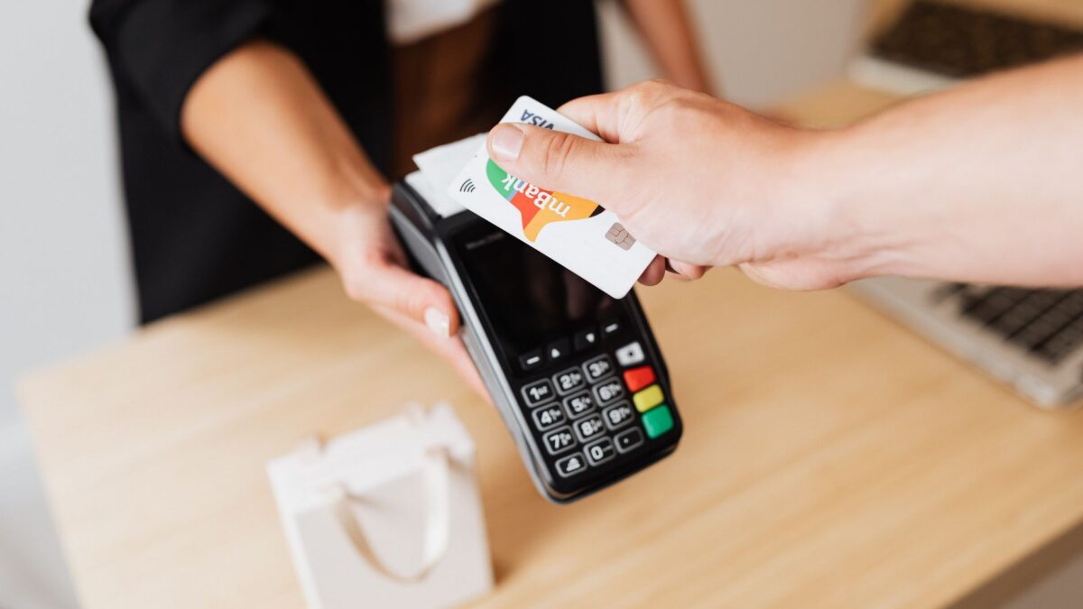 Bezahlvorgang mit der Debitkarte an einem Kartenterminal im Laden