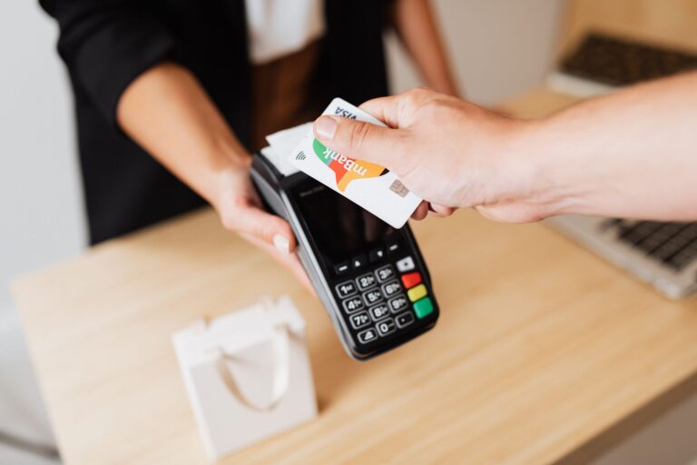 Bezahlvorgang mit der Debitkarte an einem Kartenterminal im Laden