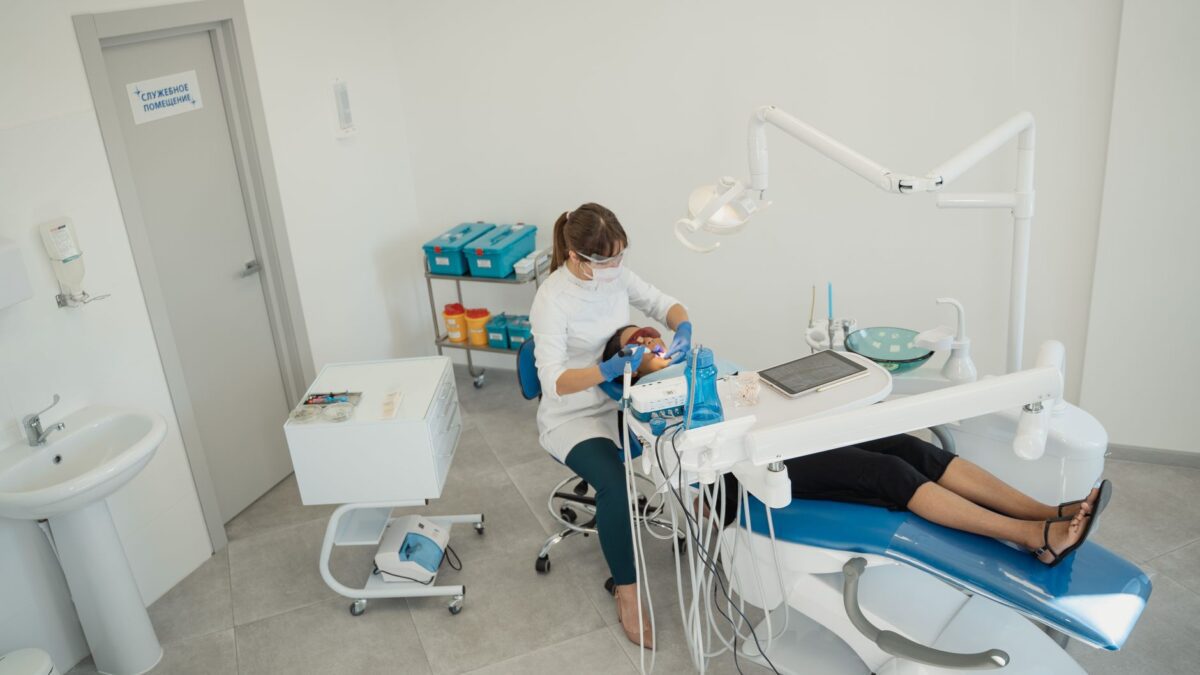 Heller Behandlungsraum einer Zahnarztpraxis mit Fenster