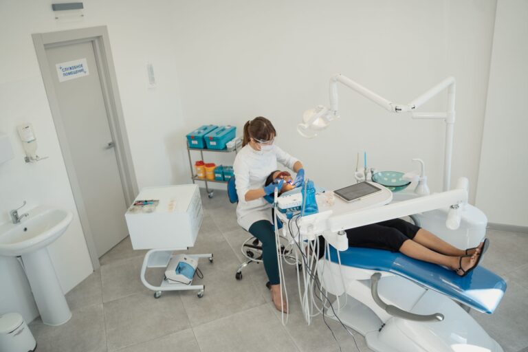 Heller Behandlungsraum einer Zahnarztpraxis mit Fenster
